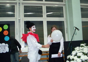 Uczeń w stroju Pierota wręcza balon finalistce Konkursu